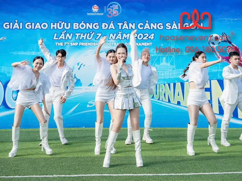 Ca sĩ biểu diễn tại sự kiện