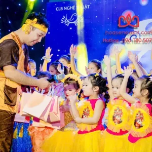 Chú cuội phát quà cho các bé