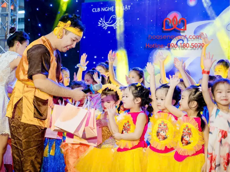 Chú cuội phát quà cho các bé