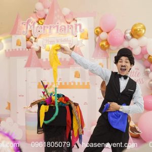 Chú hè saclo hài hước làm ảo thuật