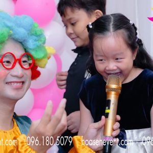 Chú hề hoạt náo trong bữa tiệc sinh nhật