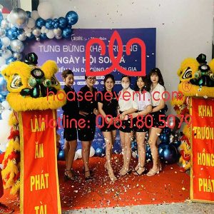 Trưng lân chào khách