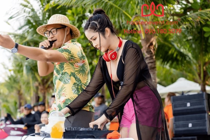 DJ nữ và MC Team building đang quẩy nhạc