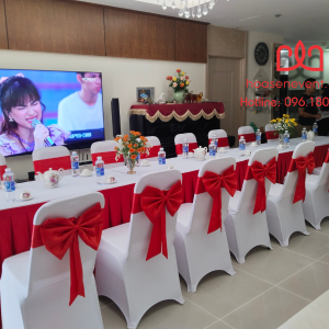 Ghế banquet trắng phối nơ đỏ