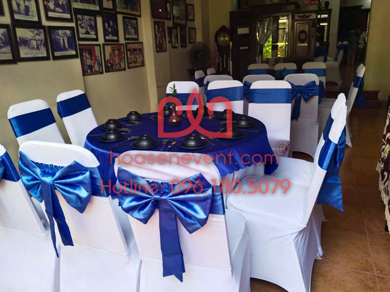 Bàn Tròn 1m2: "Gọn gàng" và "tiện lợi", phù hợp cho các buổi tiệc, sự kiện có không gian hạn chế.