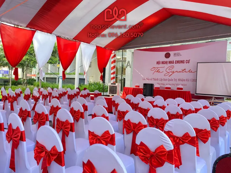 Ghế banquet trắng đỏ cho hội nghị Cho thuê bàn ghế sự kiện