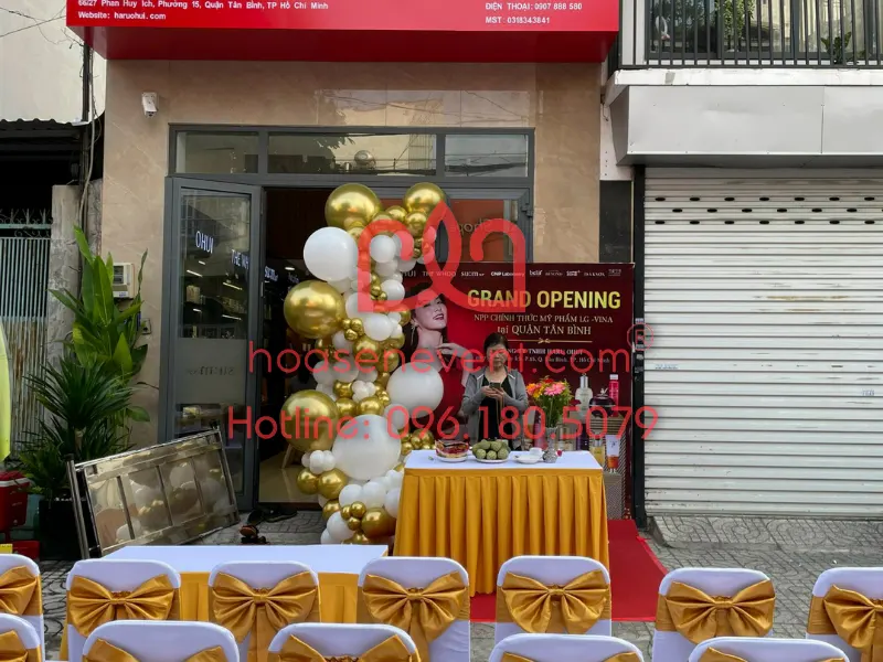 Ghế banquet trắng phối nơ vàng gold