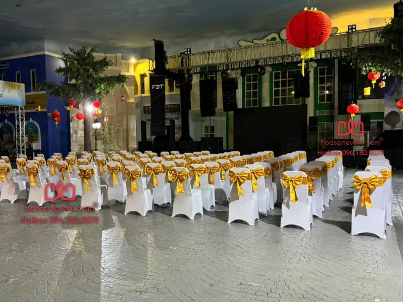 Ghế banquet trắng nơ xanh dương Ghế banquet nơ vàng sang trọng