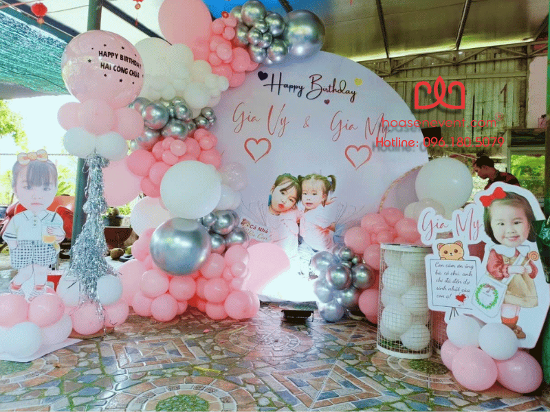 Mẫu trang trí thôi nôi và sinh nhật 2 chị em