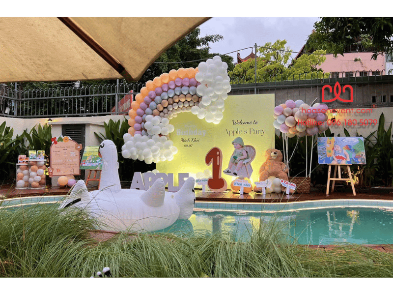 Trang trí thôi nôi bên hồ bơi