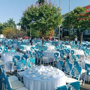 Bàn tròn và ghế tiffany nơ xanh