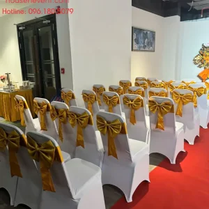 bàn dài và ghế banquet tone vàng đồng