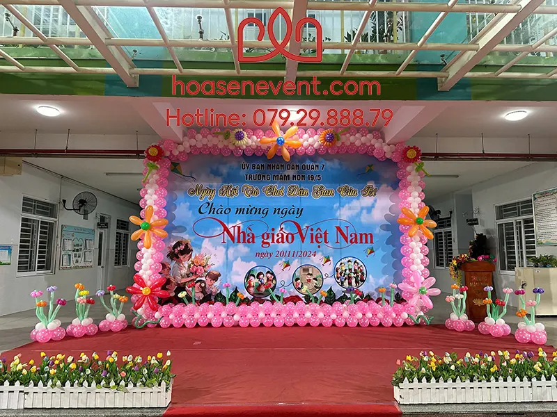 Trang trí sân khấu khai giảng bằng bong bóng 