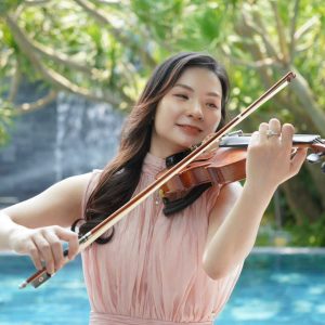Nhạc công violin đánh ngoài trời
