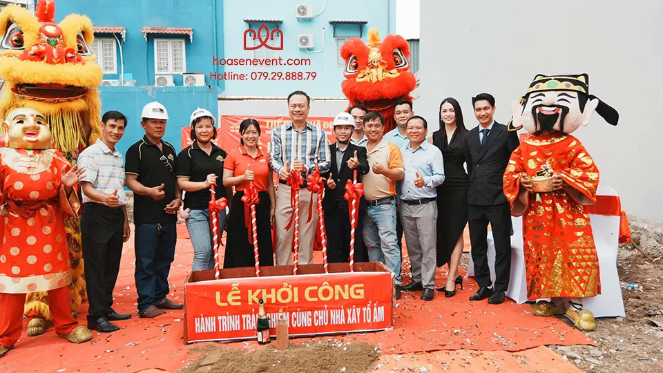Lân chụp hình cùng đoàn khởi công