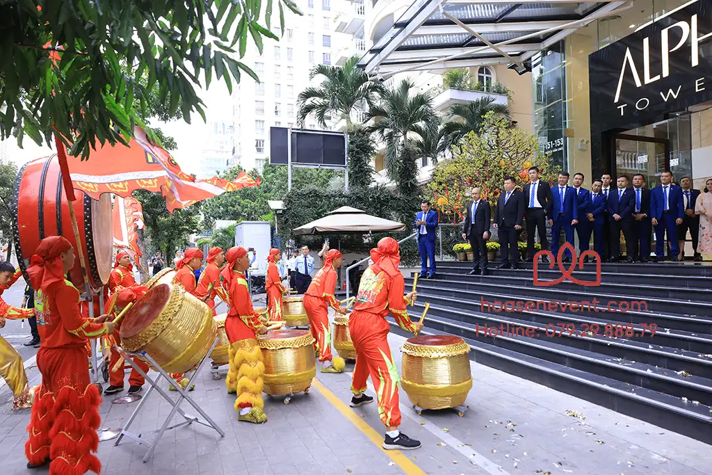 Đánh trống hội mừng khai trương năm mới 