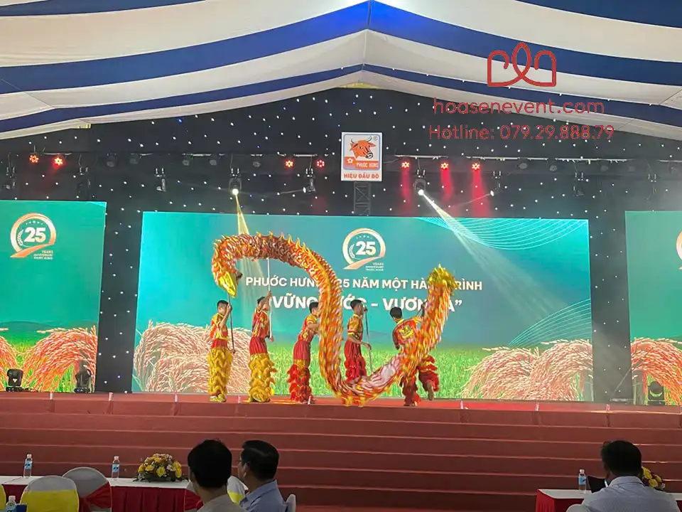 Múa rồng trong chương trình kỹ niệm thành lập
