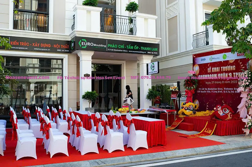 Hoa Sen Event hỗ trợ setup bàn ghế nhanh chóng theo yêu cầu của khách hàng.