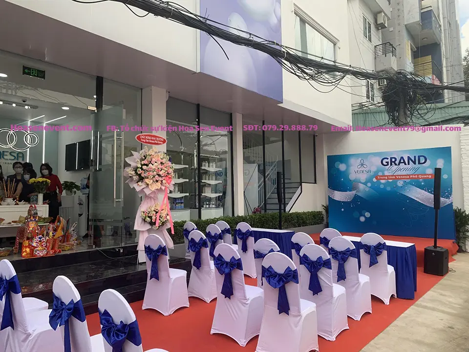 Hệ thống bàn ghế được bố trí gọn gàng, sang trọng cho hội nghị.